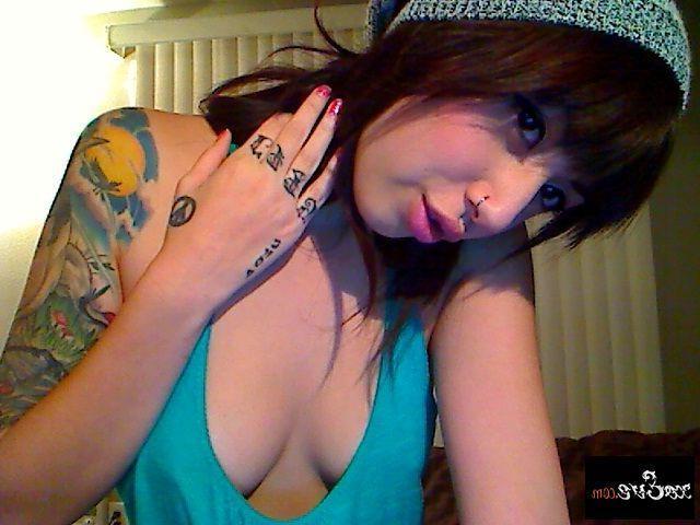 15P Pictures of Xo Eve showing you her perky titties