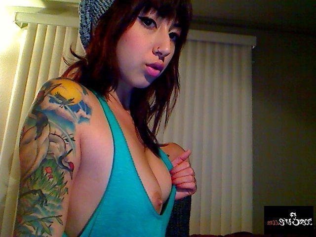 15P Pictures of Xo Eve showing you her perky titties