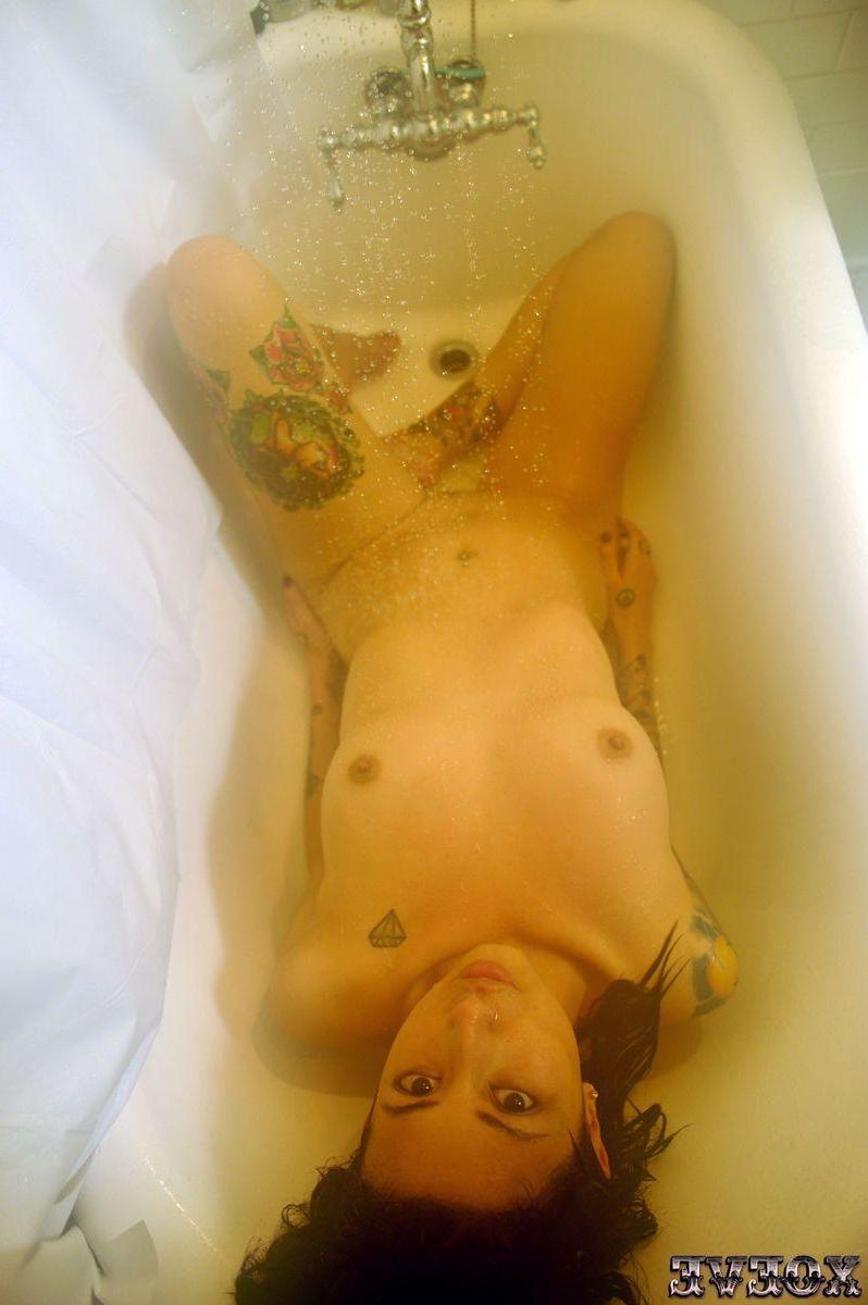 15P Pictures of Xo Eve getting all wet for you