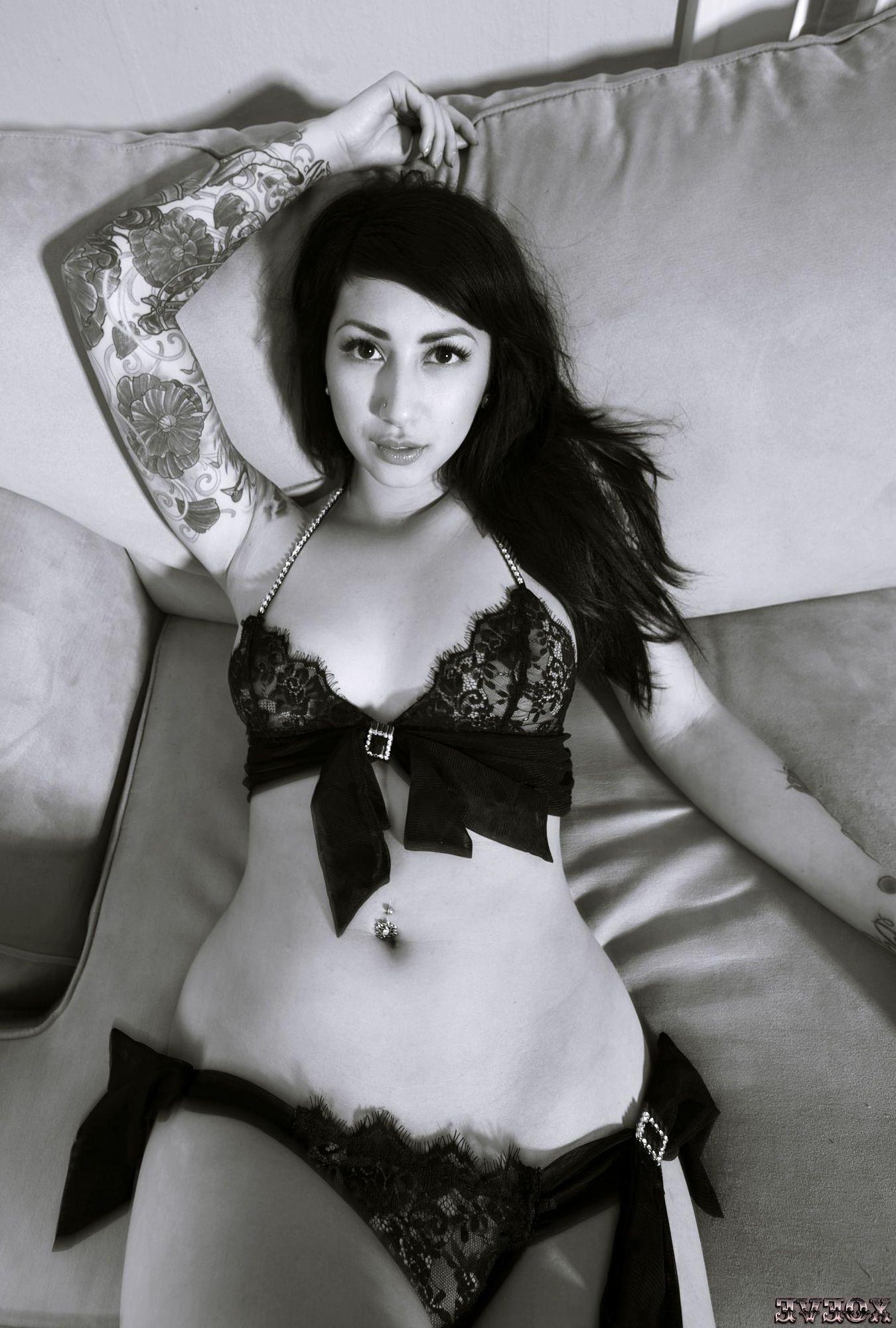 15P Pictures of Xo Eve dressed up for some hot action