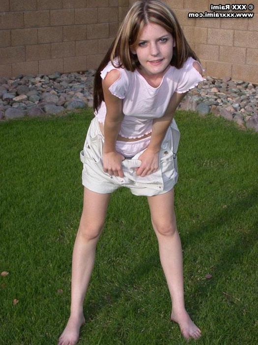 20P Pictures of XXX Raimi stripping in the back yard