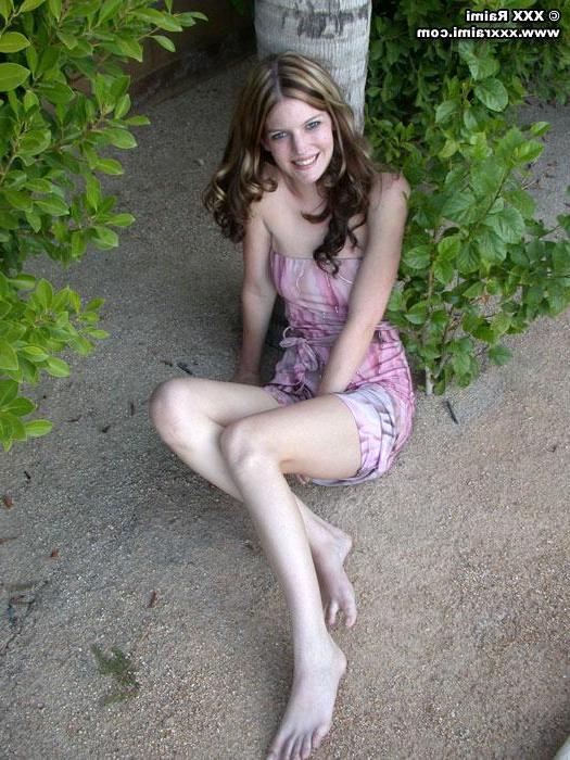 20P Pictures of XXX Raimi stripping outside