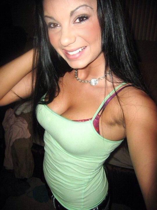 16P Hot tattooed GF shows off her sexy body in underwear