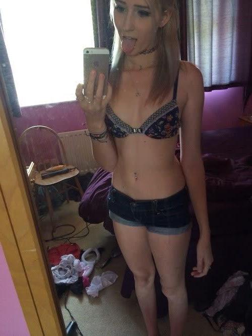 16P Hottie displays her fine body while posing on cam