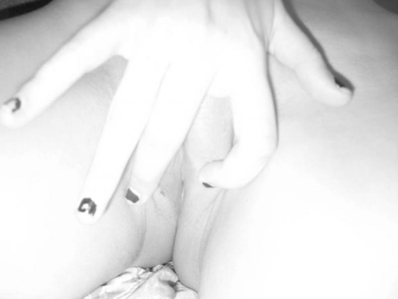 16P Alternative babe shows her perky tits and bald pussy on cam