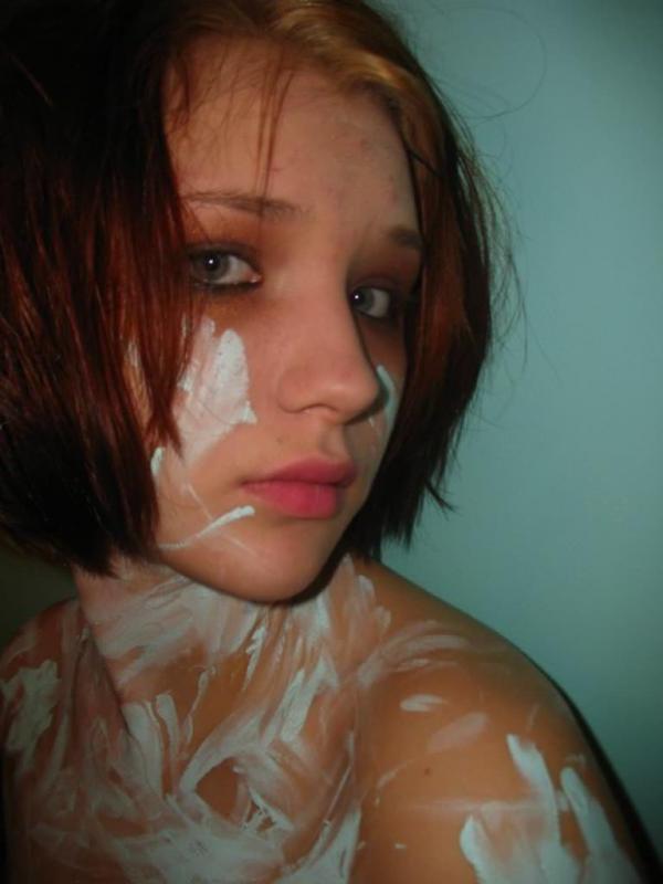 16P Alternative babe shows her perky tits and bald pussy on cam