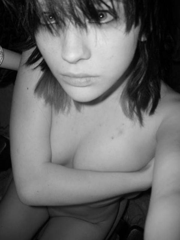 16P Alternative babe shows her perky tits and bald pussy on cam
