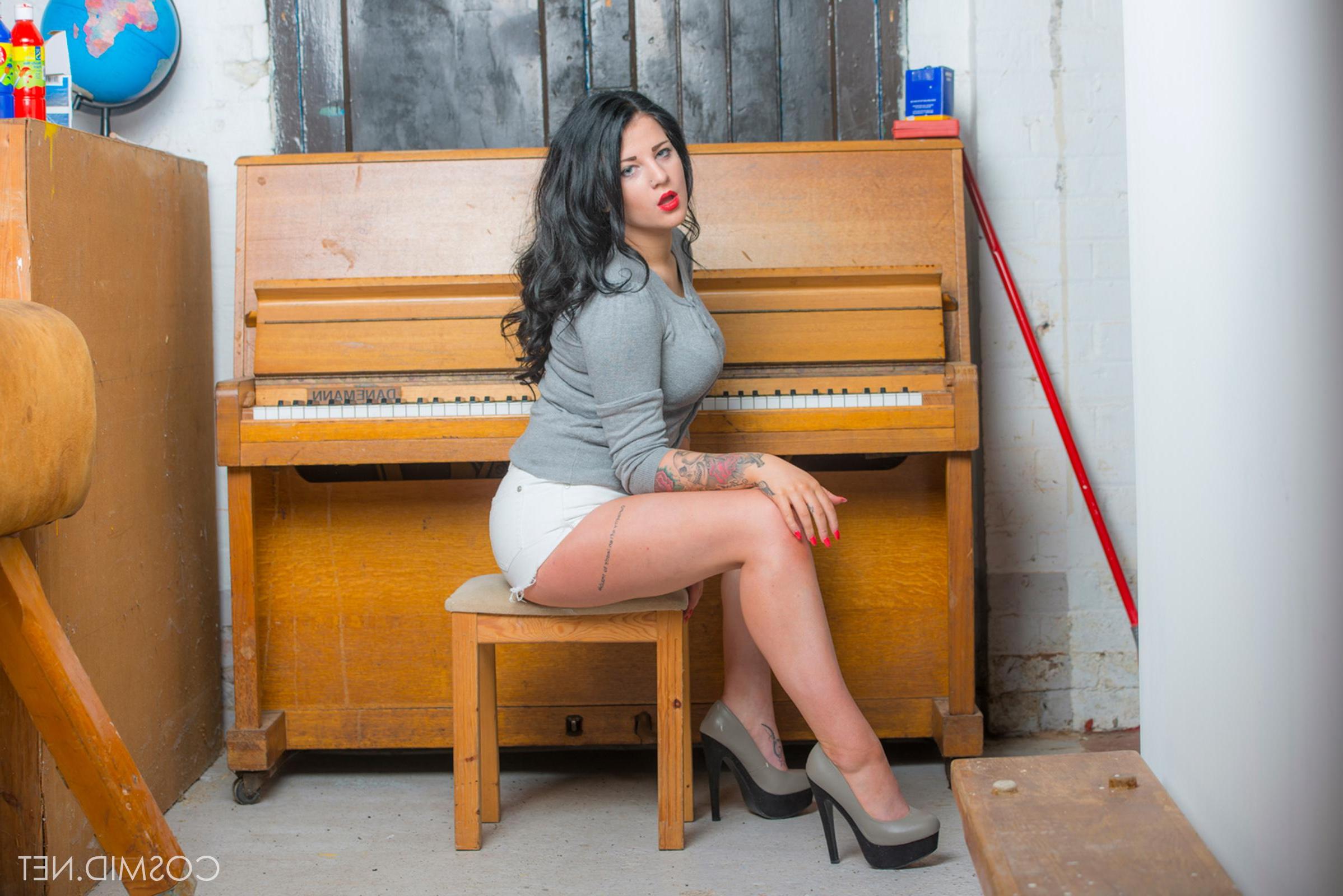 16P Hot brunette Megan Carter is ready to give you a piano lesson