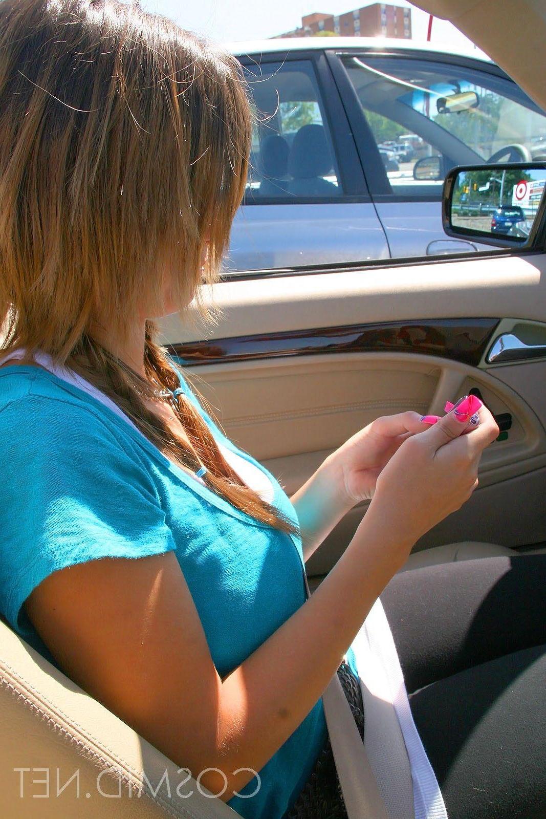 16P Pictures of an amateur hottie showing her big boobs