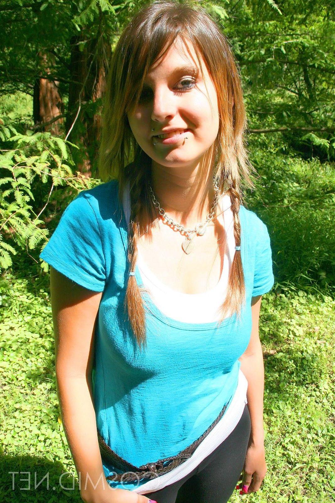 16P Pictures of an amateur hottie showing her big boobs
