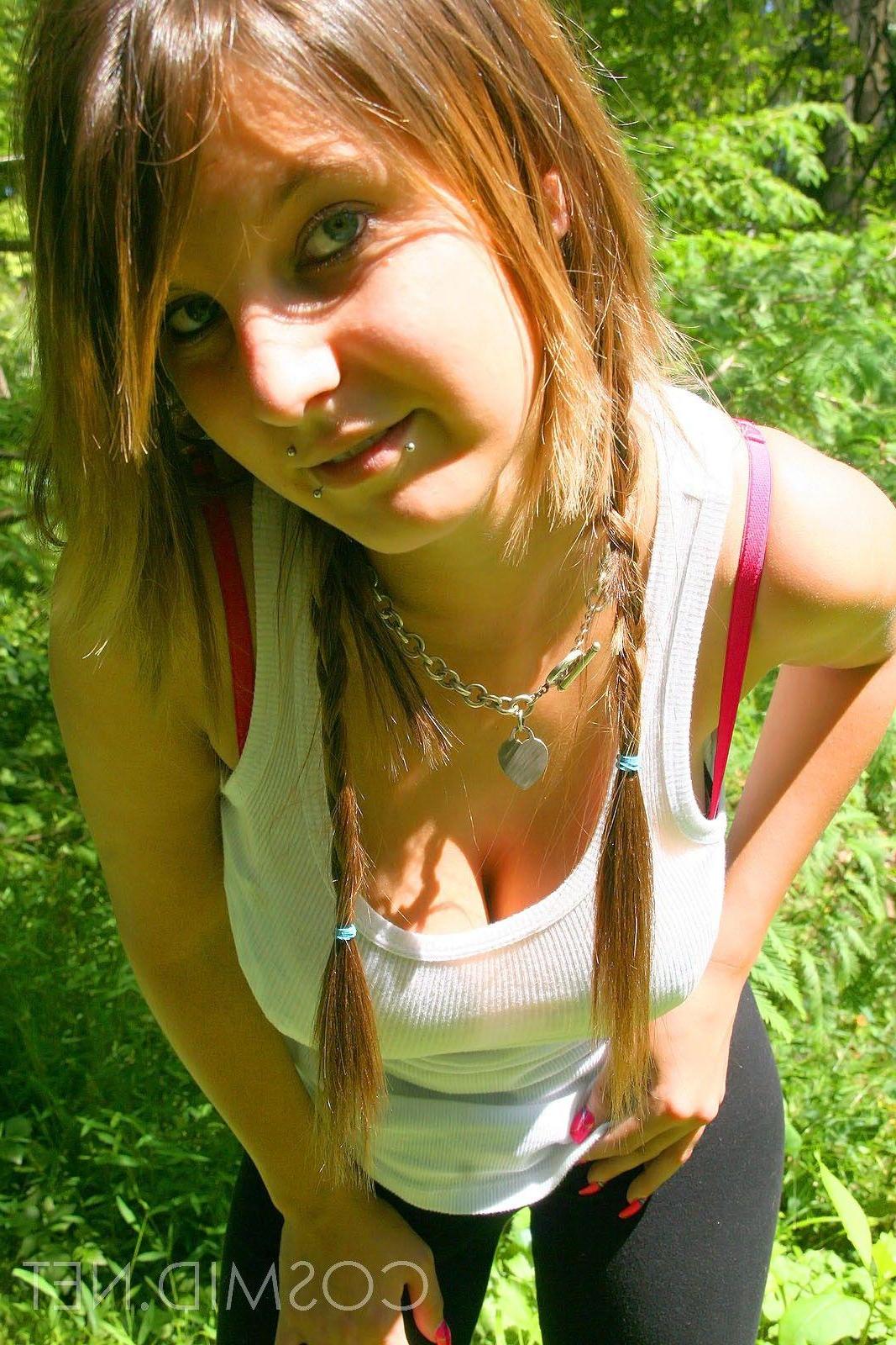 16P Pictures of an amateur hottie showing her big boobs