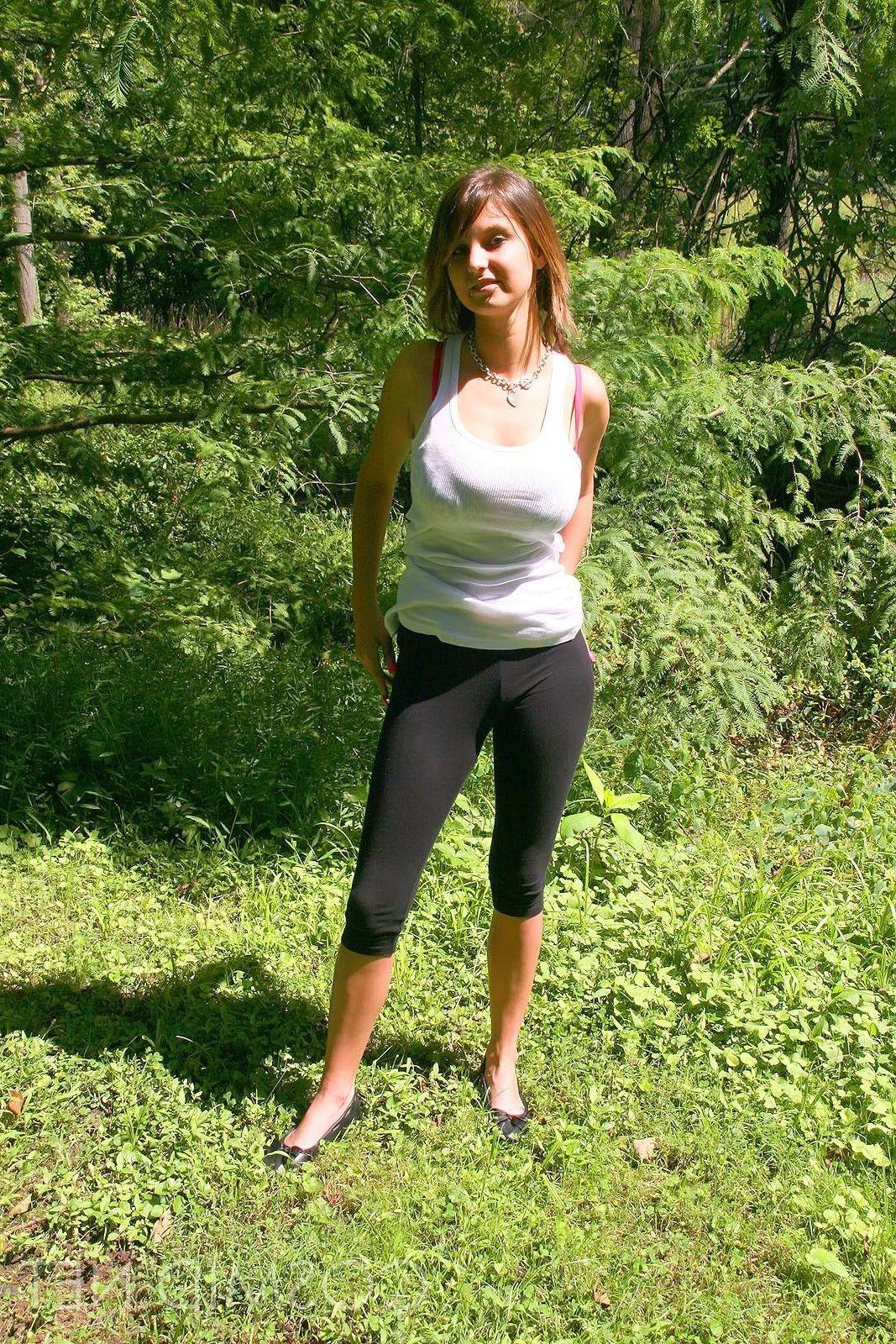 16P Pictures of an amateur hottie showing her big boobs
