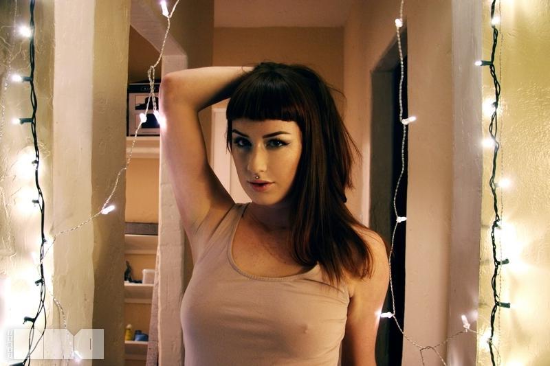 15P Stunning beauty Lola Vee shows off her beautiful body