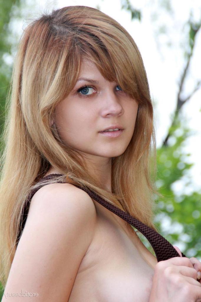 16P Hot teen Agni A gets naked on an afternoon stroll