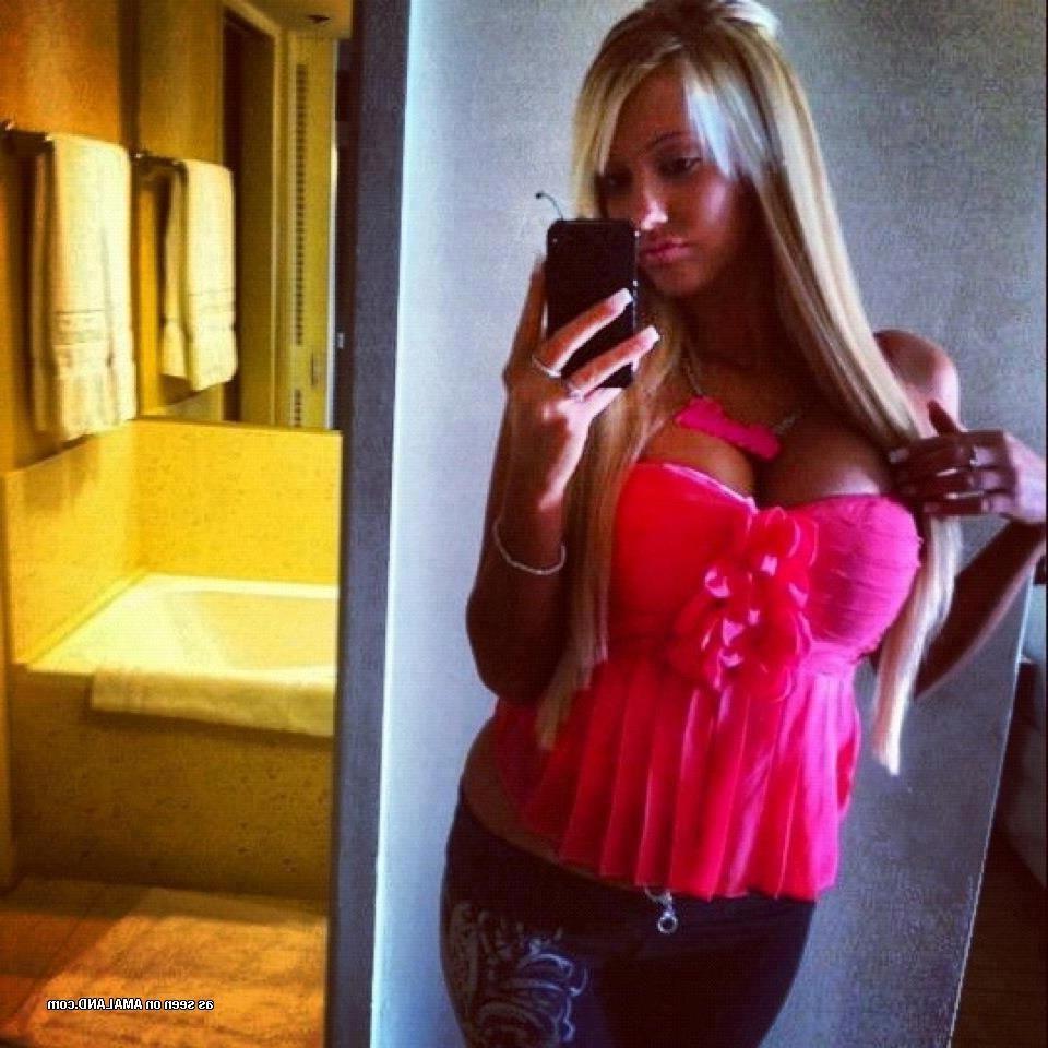 14P Hot blonde GF self-shooting in various sexy clothes