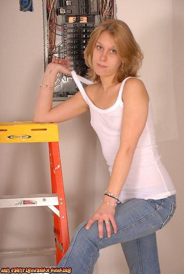 20P Pictures of Brianna stripping on the job