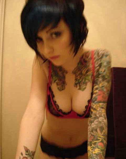 13P Pictures of a hot alt girl showing off