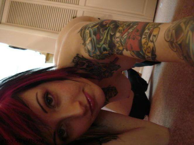 13P Pictures of a hot alt girl showing off