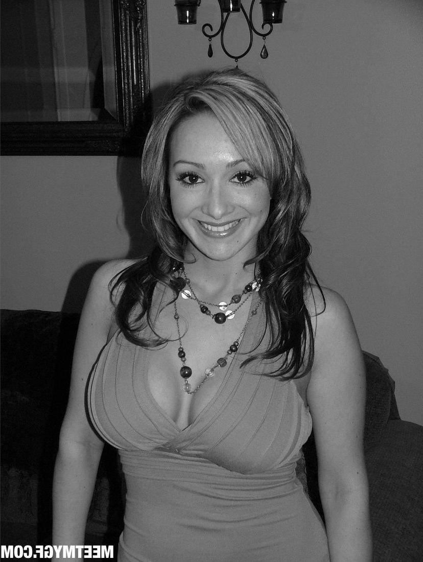 16P Pictures of a hot girlfriend teasing in lingerie