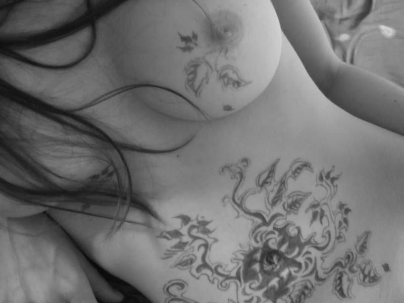 10P Alt GFs show their ink on cam while displaying their bodies