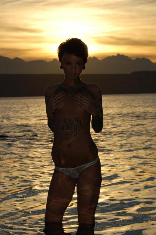 10P Alt GFs show their ink on cam while displaying their bodies
