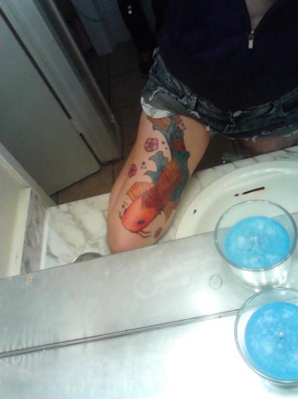 10P Pierced and tattooed chick strips naked while camwhoring