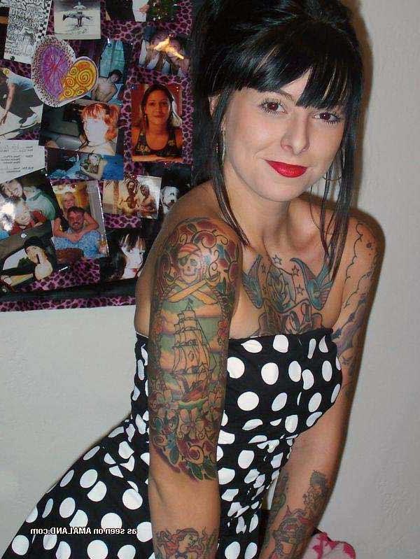 15P Photo set of a group of hot alternative babes showing off