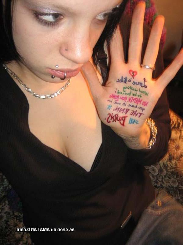 16P Picture set of an amateur hot punk rocker gf getting naughty on camera