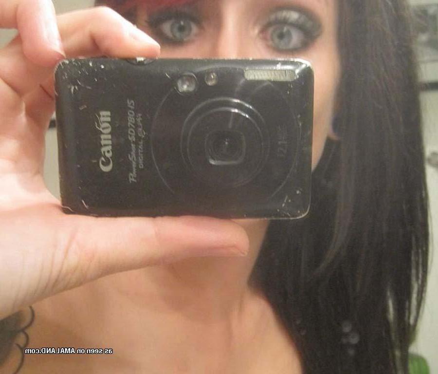 16P Pictures of a stunning alternative girlfriend showing her sexy body