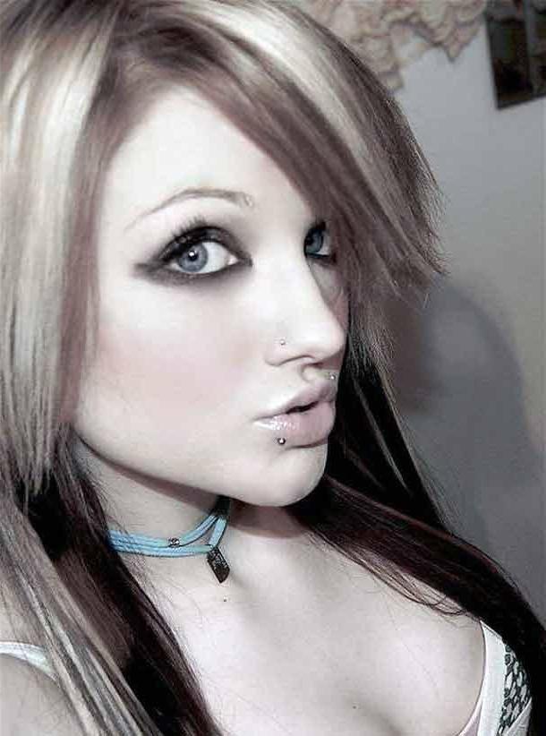 15P Picture set of amateur scene girlfriends taking pics of themselves