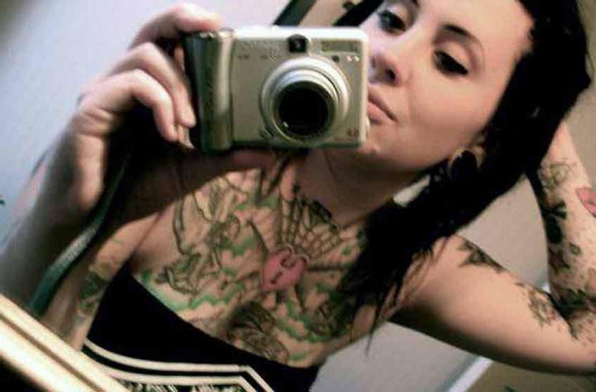 15P Picture set of amateur scene girlfriends taking pics of themselves