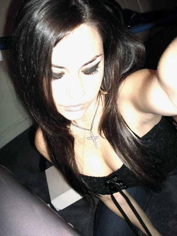 15P Pictures of hot alternative girlfriends showing their sexiness