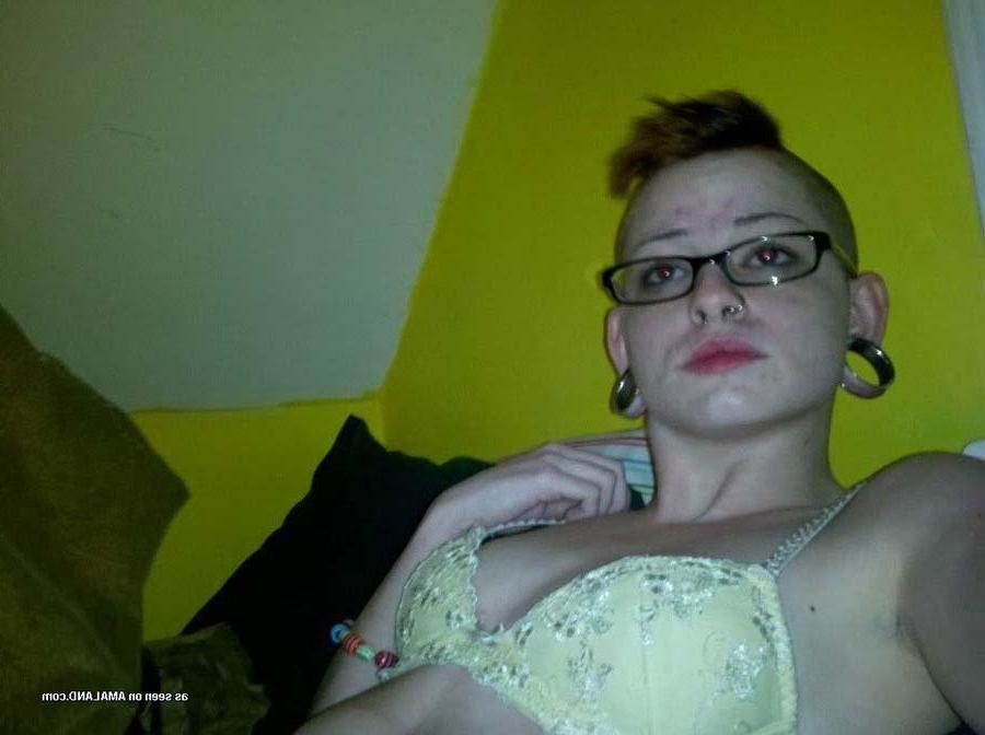 15P Pictures of hot alternative girlfriends showing off