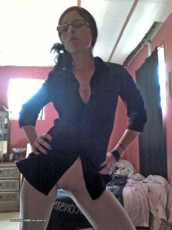 16P Picture gallery of a steamy hot scene babe's sexy selfpics