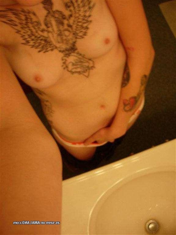 14P Pictures of a hot alternative girlfriend showing her nude body