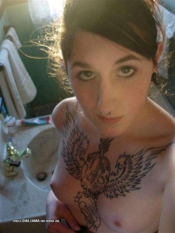14P Pictures of a hot alternative girlfriend showing her nude body