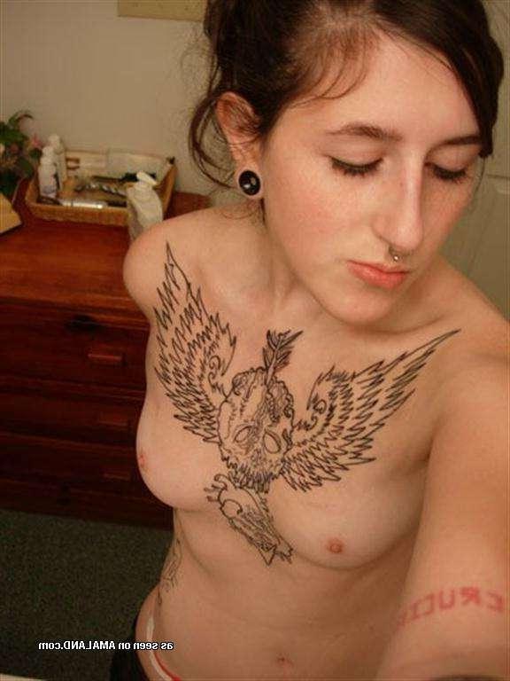 14P Pictures of a hot alternative girlfriend showing her nude body