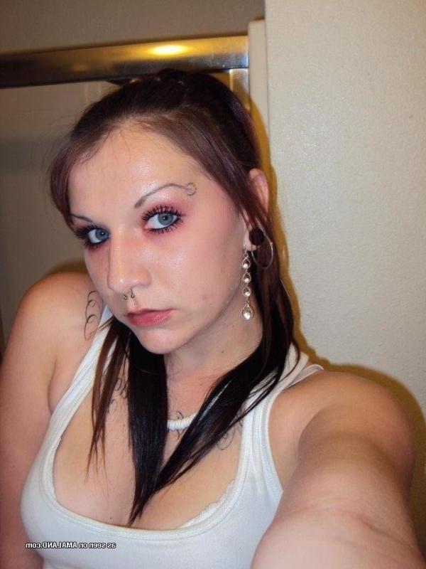 14P Picture gallery of sexy inked and pierced girlfriends