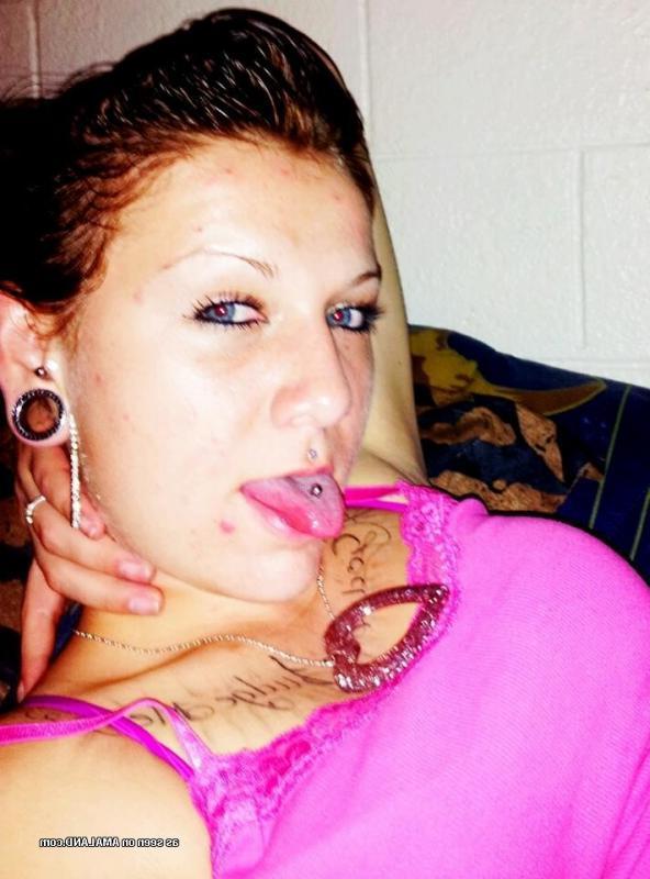 14P Picture gallery of sexy inked and pierced girlfriends