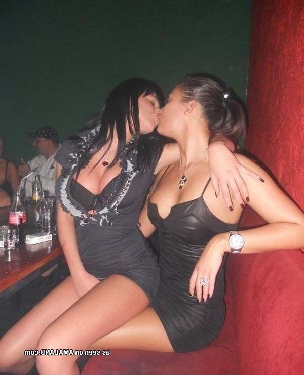 16P Pictures of teen hotties eating pussy