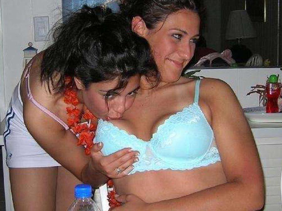 16P Pictures of horny girlfriends eating pussy