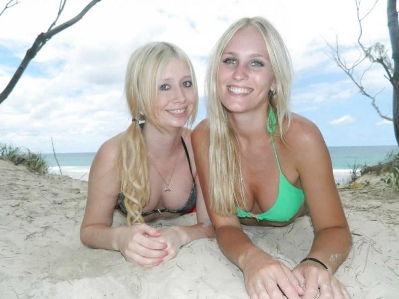 10P Hot girlfriends flaunt their bikini bodies while posing