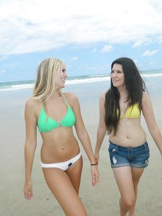 10P Hot girlfriends flaunt their bikini bodies while posing