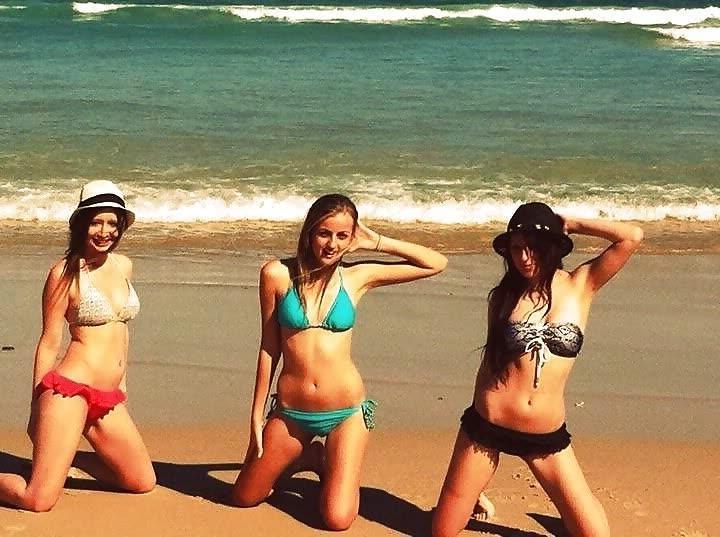 10P Hot girlfriends flaunt their bikini bodies while posing