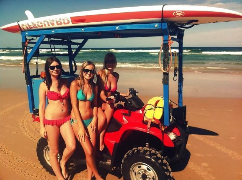 10P Hot girlfriends flaunt their bikini bodies while posing