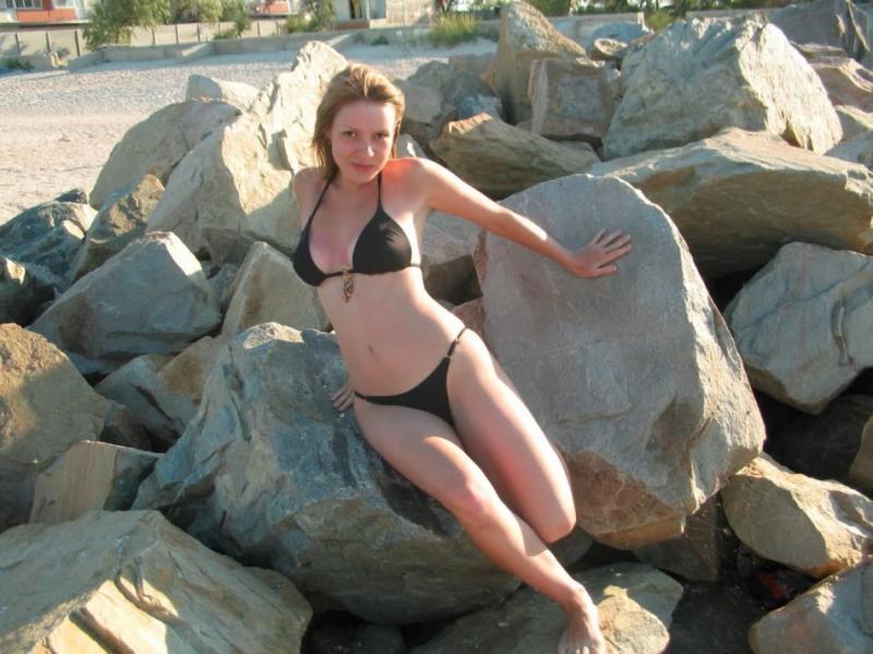 10P Babe posing outdoors in her black bikini
