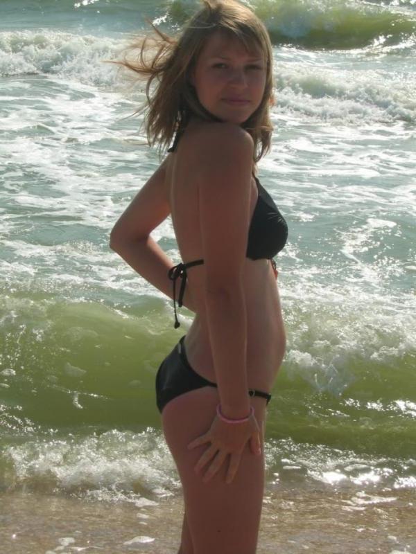 10P Babe posing outdoors in her black bikini
