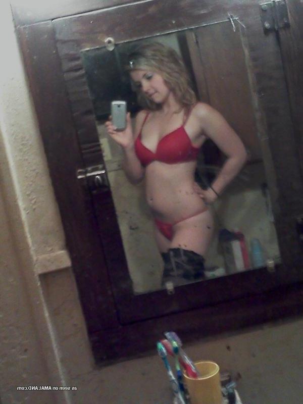14P Non-nude blonde cutie camwhoring in her lingerie