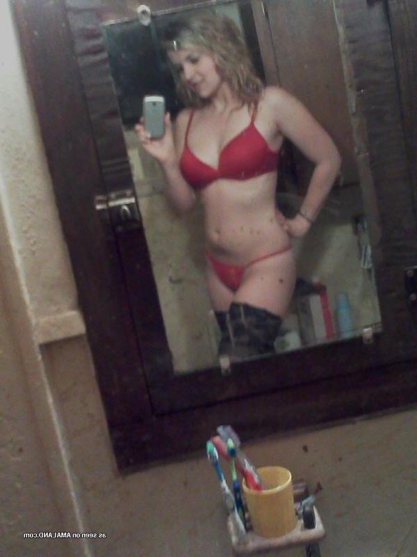 14P Non-nude blonde cutie camwhoring in her lingerie