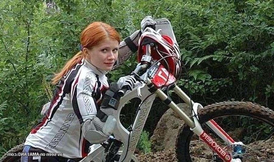 15P Gallery of sexy amateur babes riding their bikes
